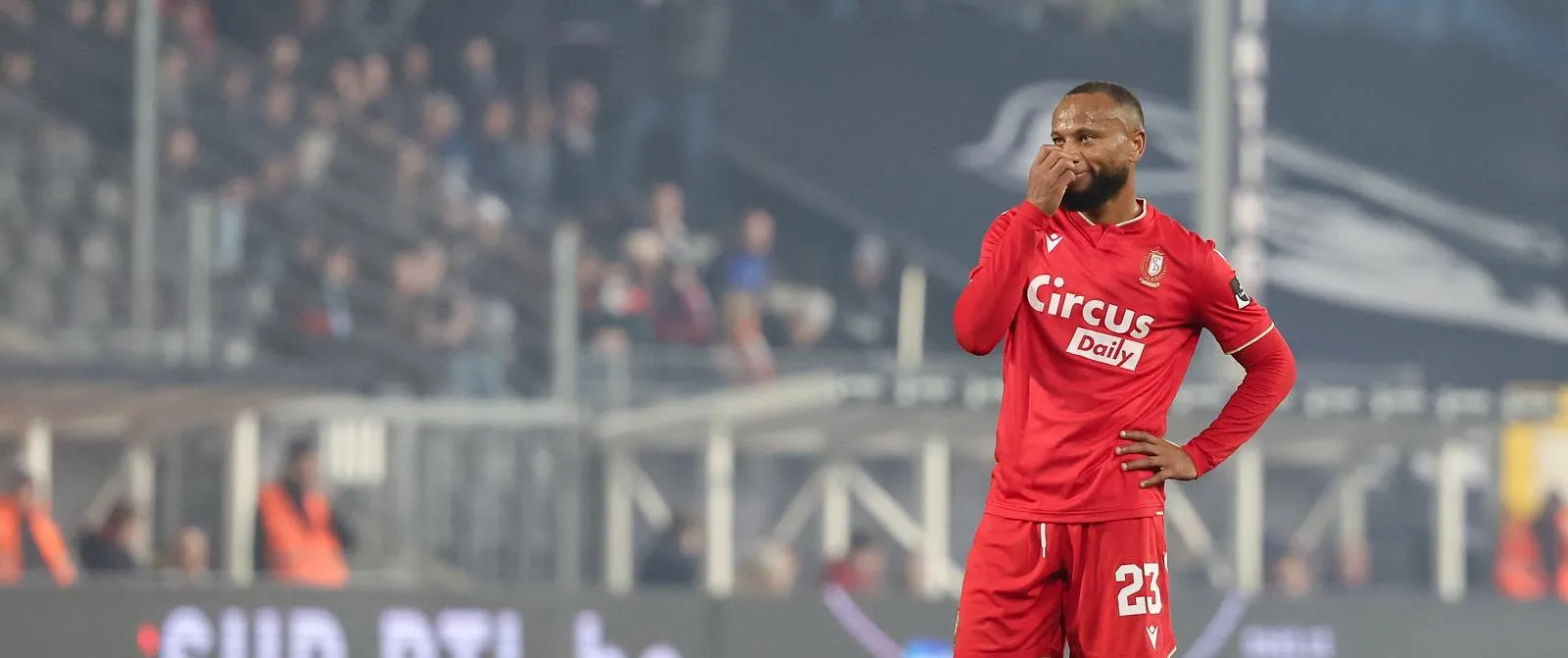 « Ik weet dat ze niet veel kunnen doen »: Ilaimaharitra ziet neer op het Carolo-publiek - Circus Daily