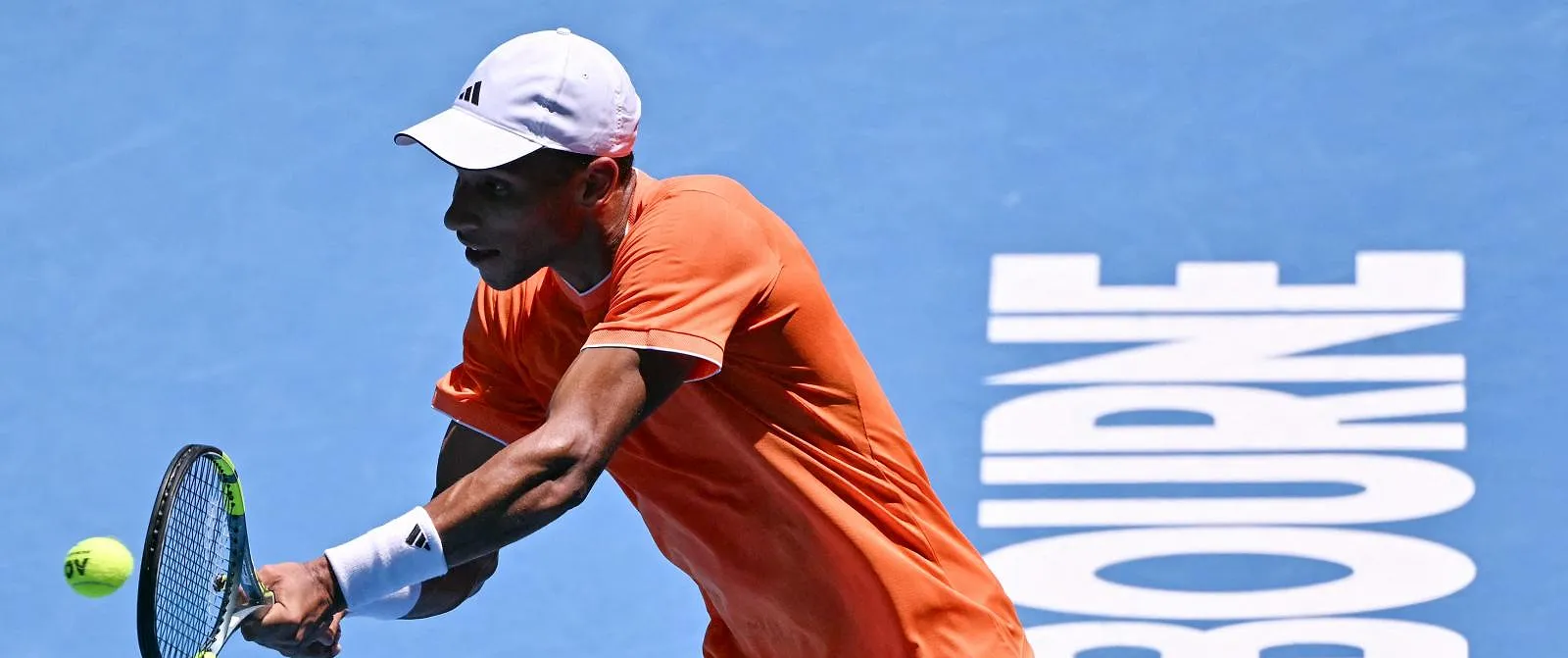 Eerste verrassing op de Australian Open: Auger-Aliassime geeft op in de eerste ronde vanwege krampen - Belga