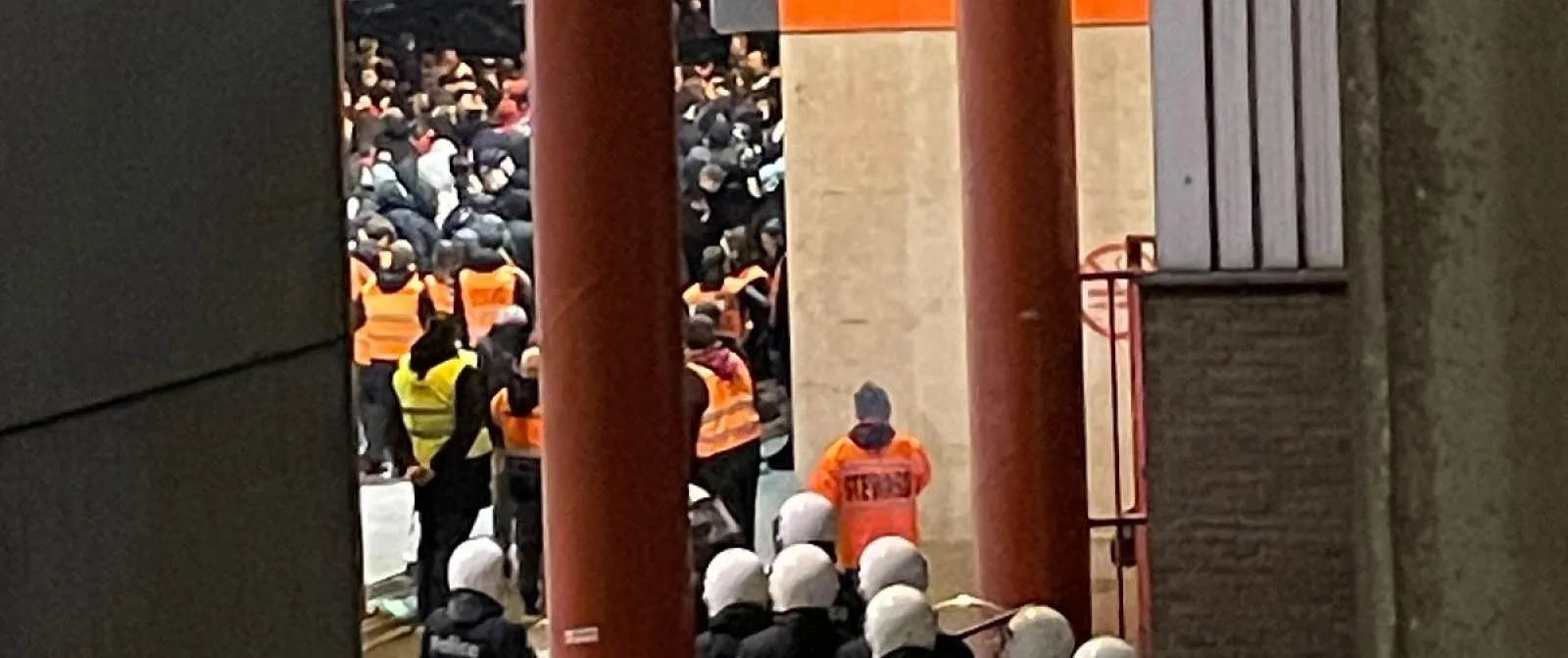 Ontsporing in Sclessin: ultras zijn erin geslaagd om de kleedkamer van de Rouches binnen te dringen! - Circus Daily