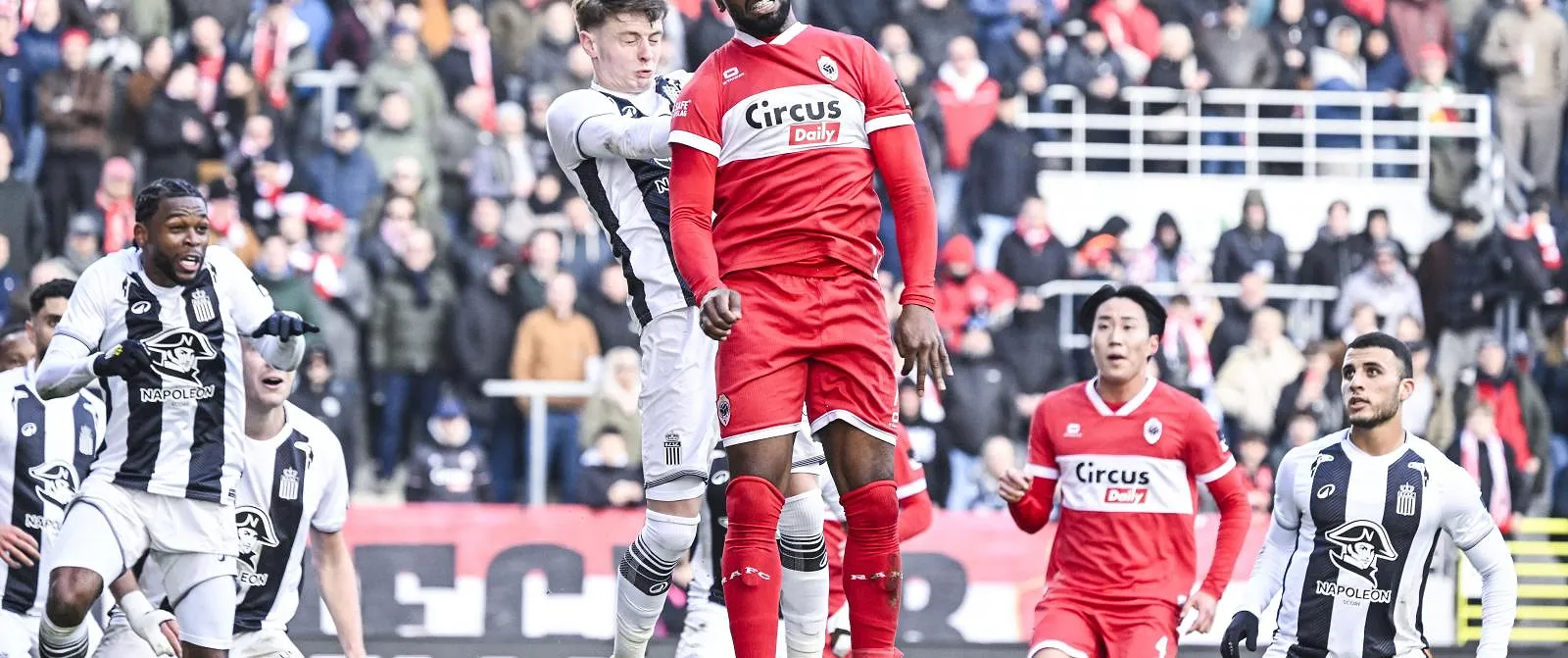 Antwerp gaat thuis onderuit tegen Charleroi (0-2) - Belga