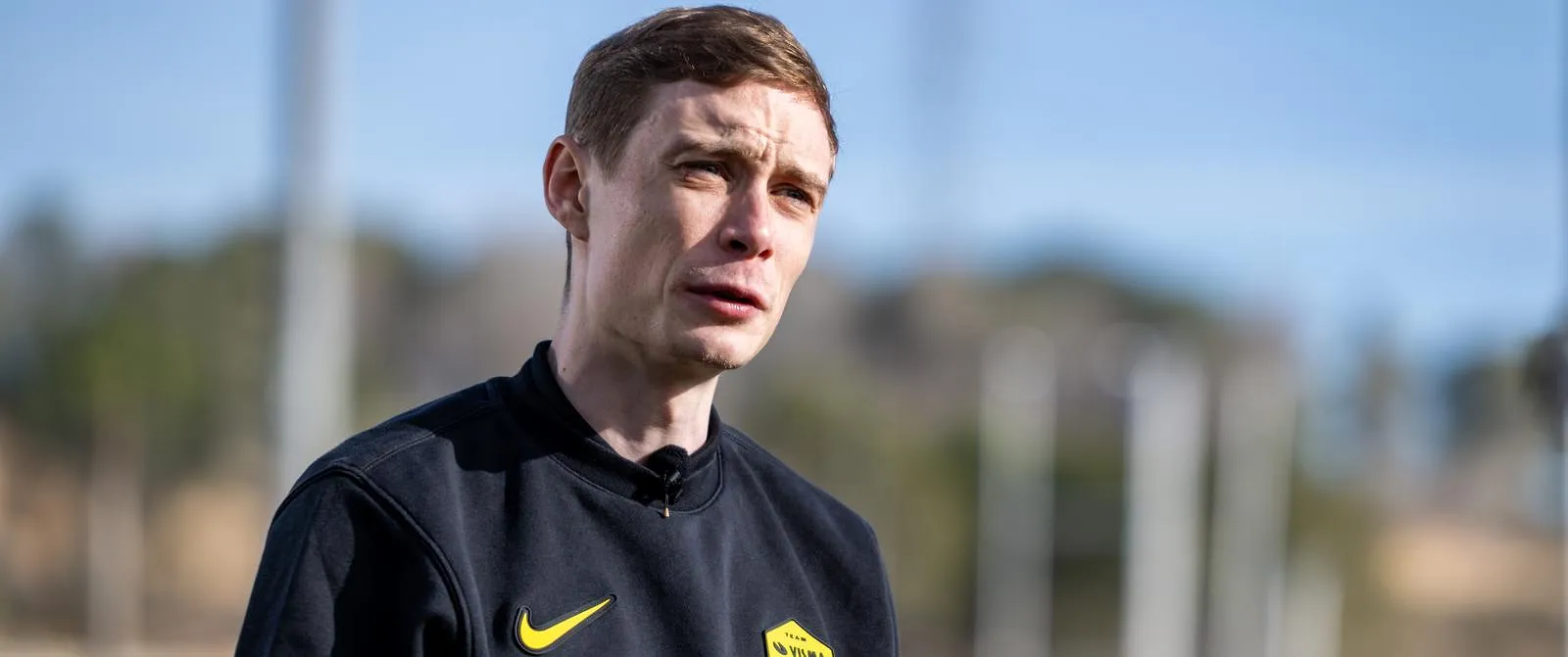 Jonas Vingegaard valt tijdens training door toedoen van amateurwielrenner: “Laat de wielrenners trainen” - Belga