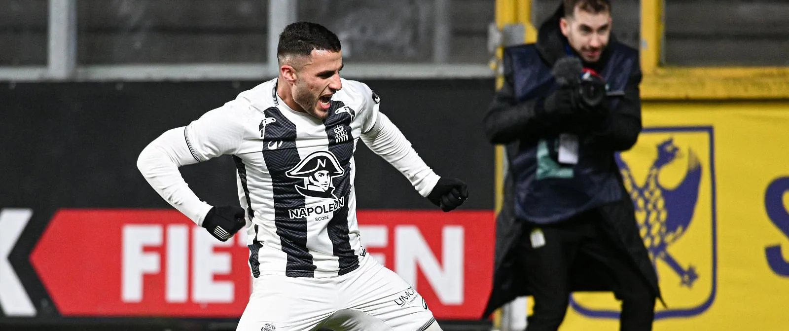 Charleroi perfect 4 op 4: de Zebra’s zetten hun knappe reeks voort met een zege op het veld van Sint-Truiden (0-2) en nestelen zich in de top zes! - Belga