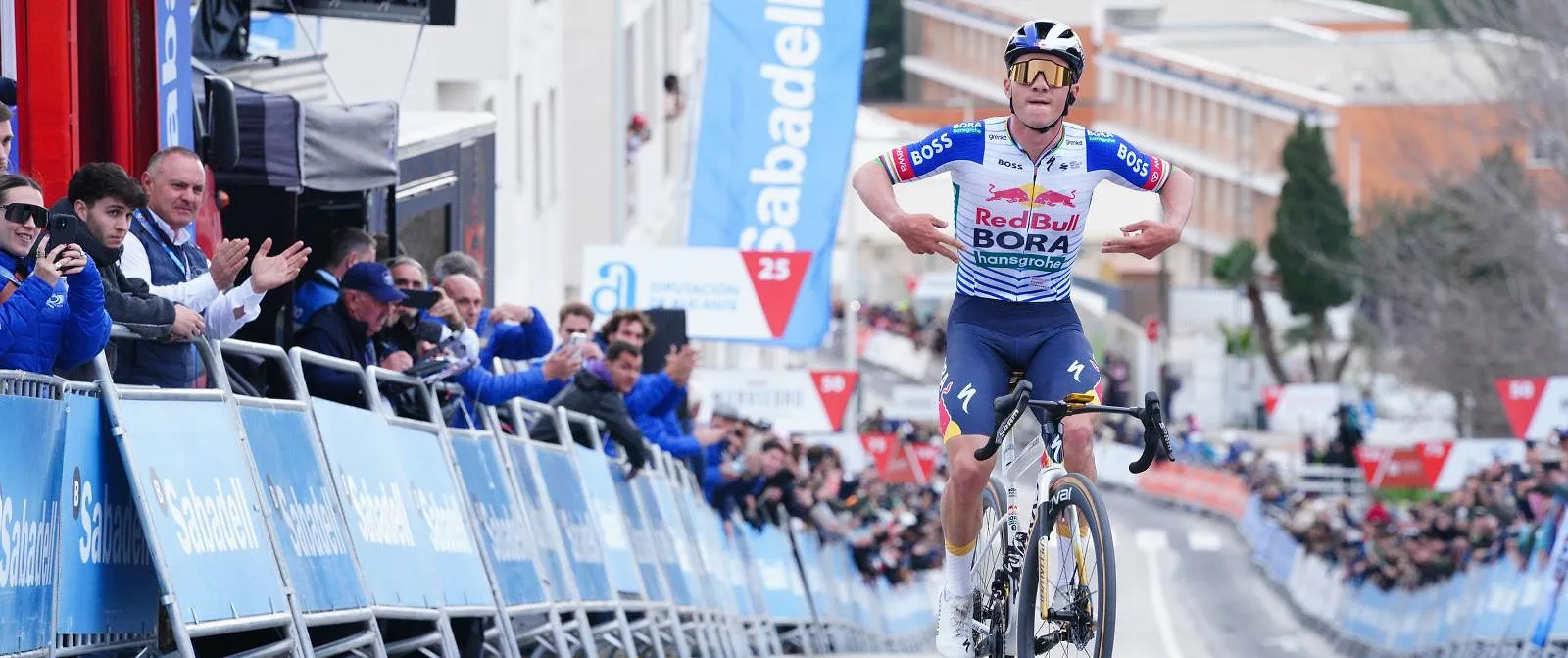 Remco Evenepoel vliegt over de Spaanse cols en wint de 4e etappe van de Ronde van Valencia - Circus Daily
