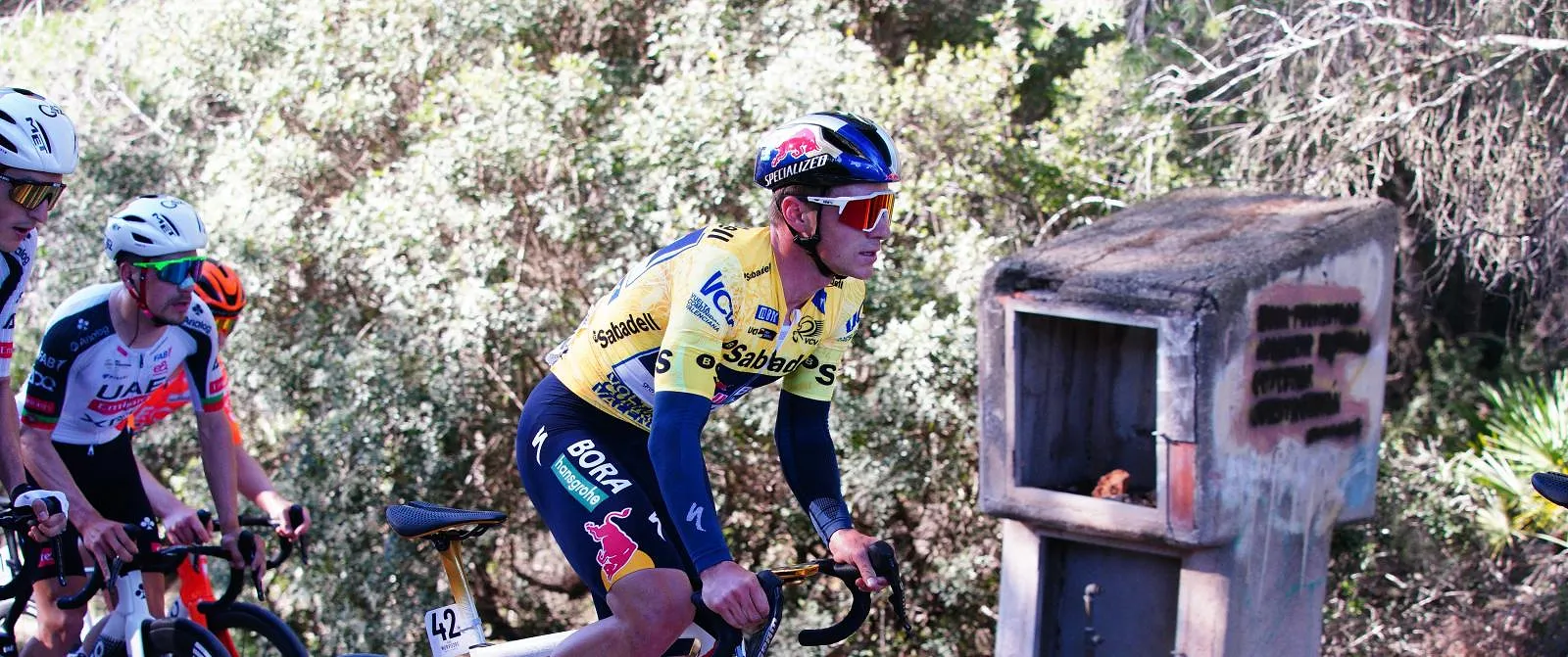 Nog maar net aangekomen in de Emiraten, en bij 38 graden, zit Remco Evenepoel alweer op de fiets - Circus Daily