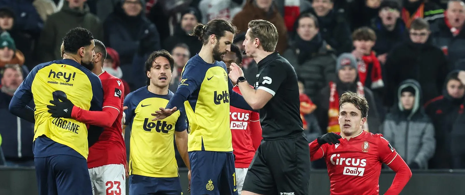 « Er is geen criterium voor een rode kaart » : Jonathan Lardot blikt terug op de fout van Burgess - Circus Daily