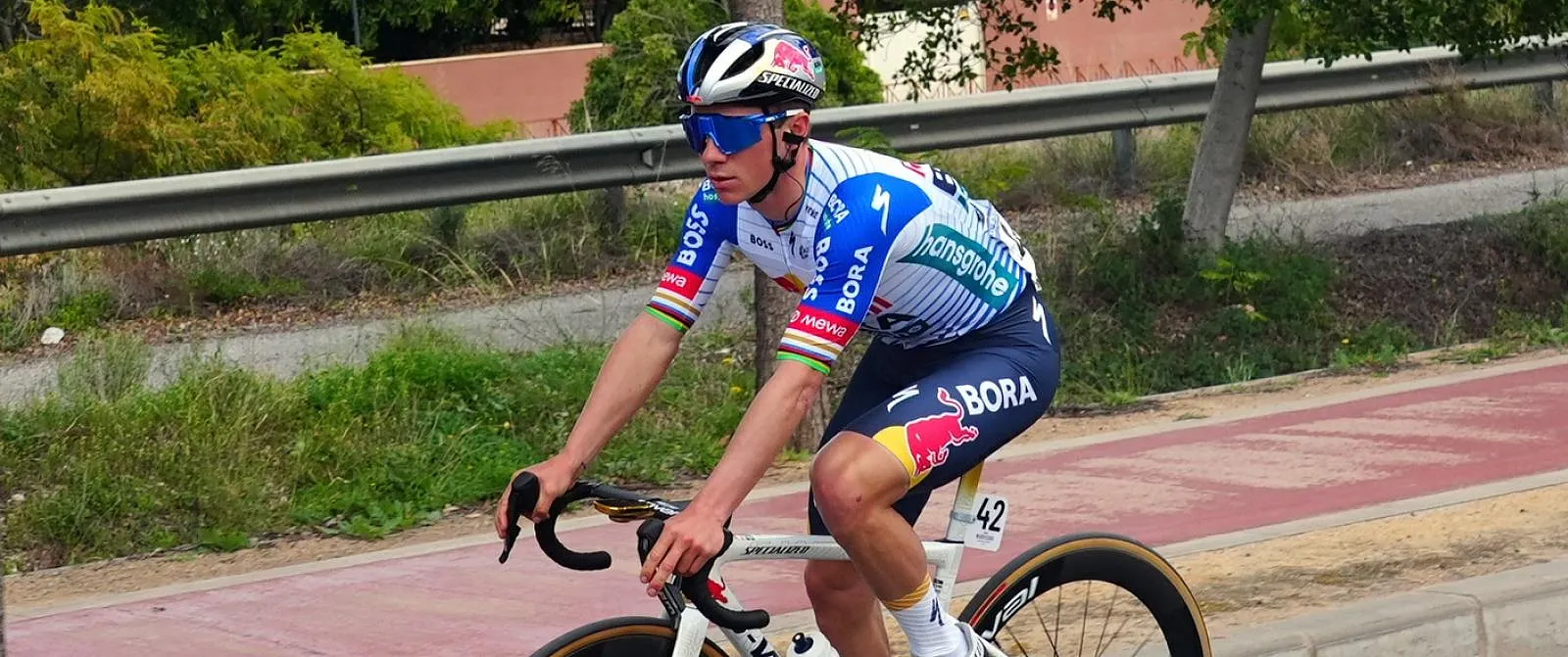 “De pijn blijft draaglijk”: Remco Evenepoel fysiek getekend maar strijdvaardig - Circus Daily