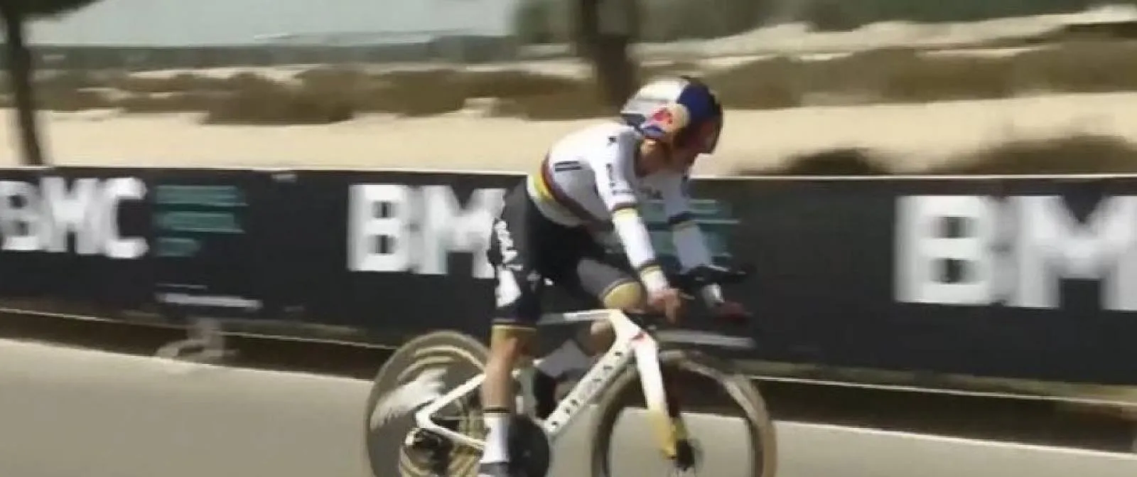 Dubbelslag voor Remco Evenepoel in de UAE Tour: hij wint de tijdrit en pakt de leiderstrui! - Belga