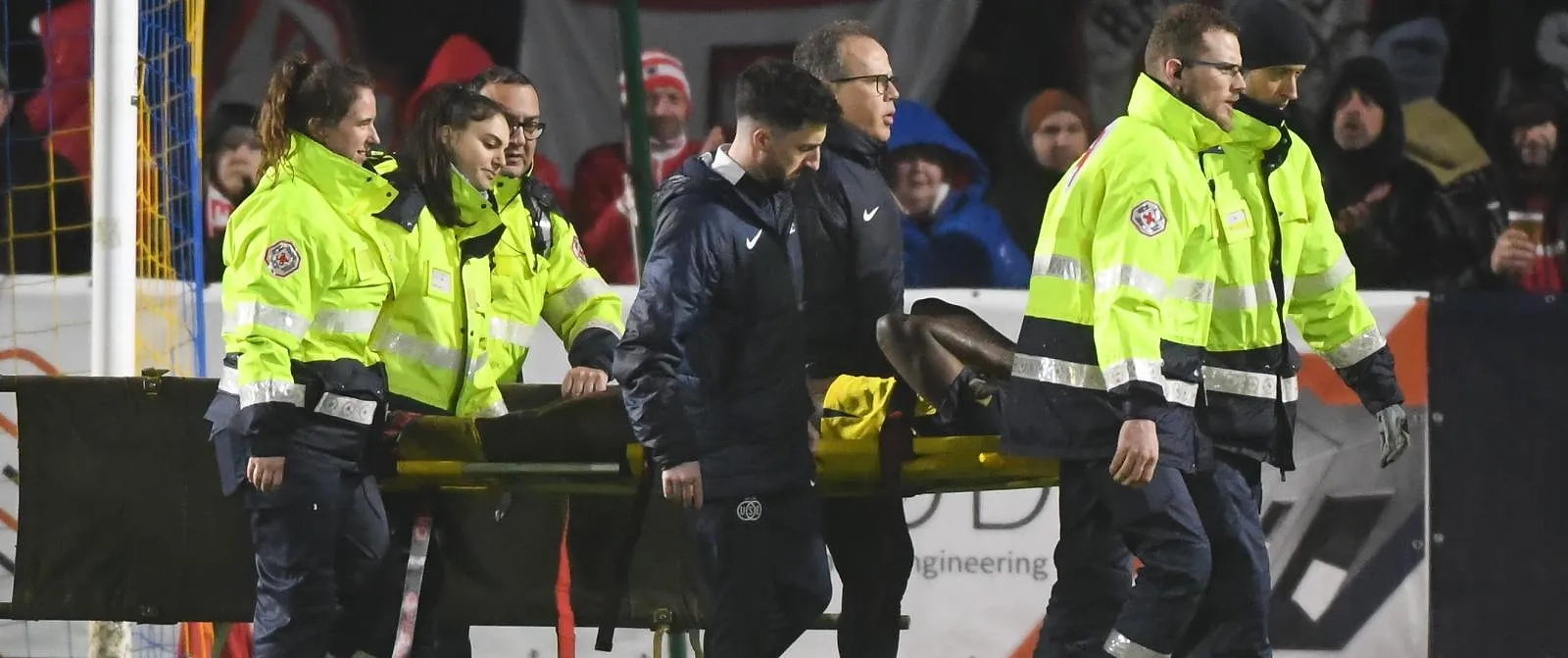 Promise David op draagberrie afgevoerd na zeer zware botsing - Circus Daily