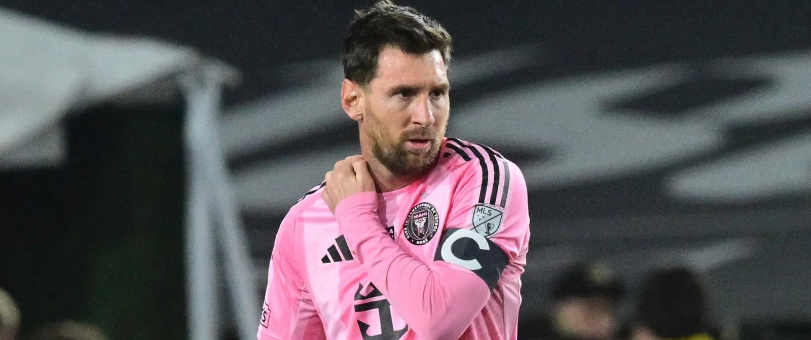 MLS: Lionel Messi verliest zijn kalmte en probeert de kleedkamer van de scheidsrechters binnen te dringen! - Guillaume Jans