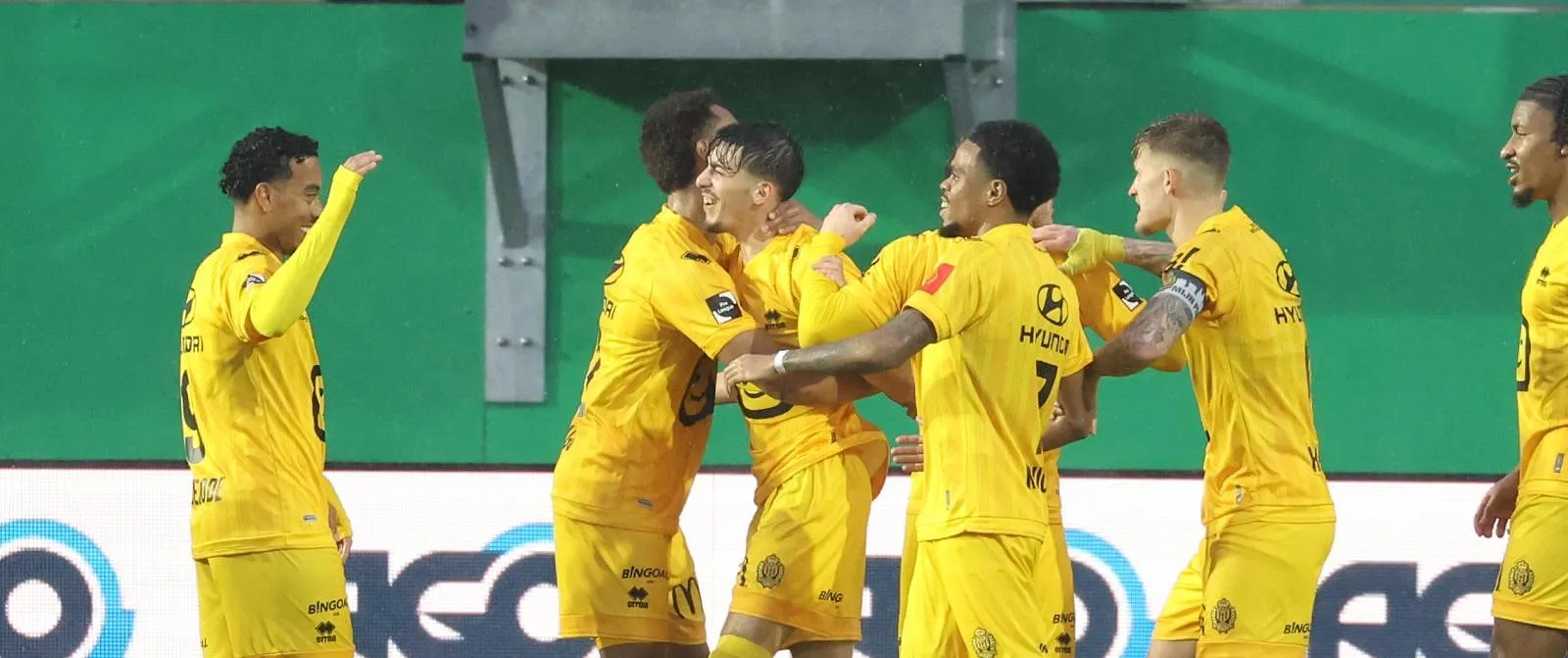 Mechelen wint bij La Louvière dat met tien man eindigt (0-2) en neemt stevige optie op de Play-offs - Belga