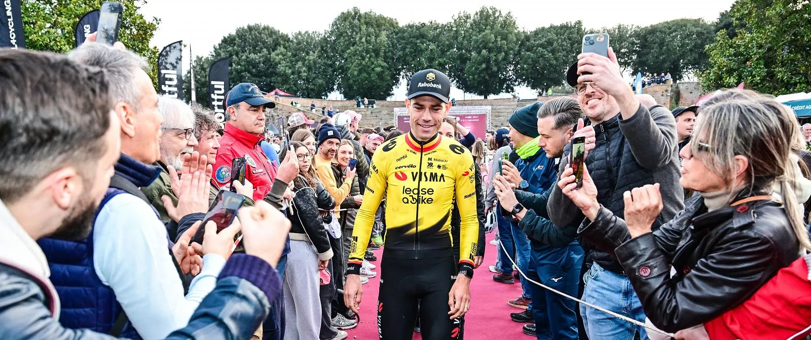“Mijn wegcarrière is hier eigenlijk begonnen”: Wout van Aert blij om opnieuw aan de start te staan van de Strade Bianche - Circus Daily