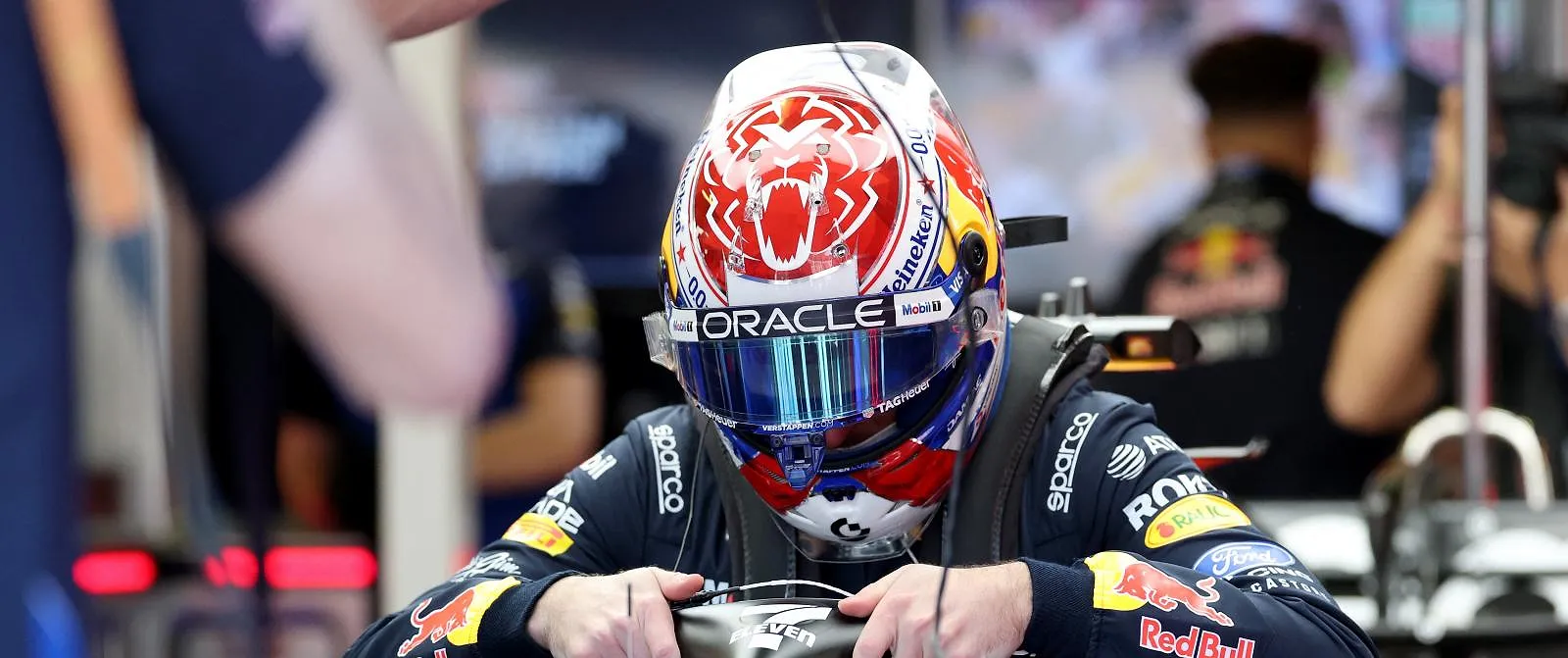 Max Verstappen staat aan de start van de 24 Uur van de Nürburgring in een Mercedes - Belga