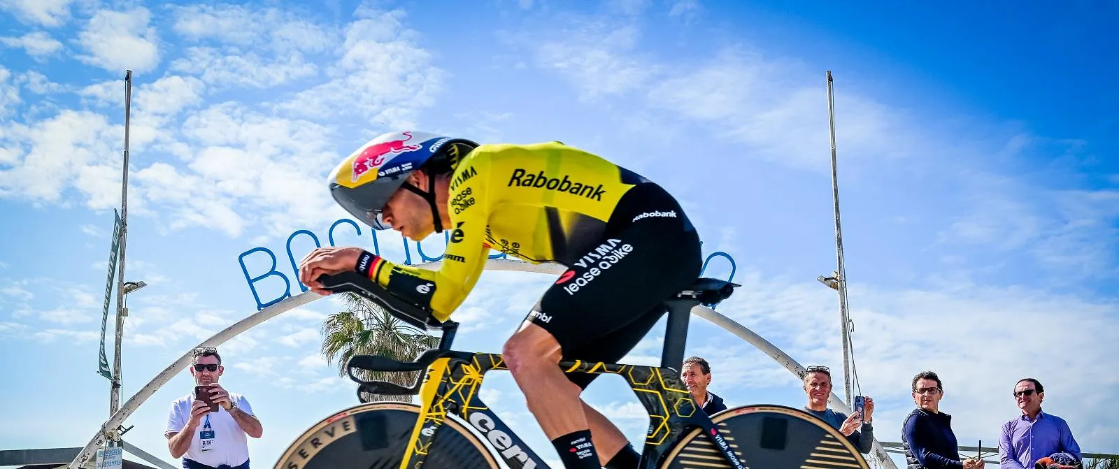 Een bescheiden tijdrit voor van Aert, die mikt op de gravelrit : « Ik hoop competitief te kunnen zijn » - Circus Daily