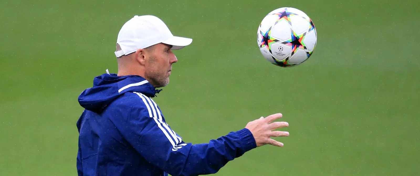 Donderslag bij heldere hemel: Alfred Schreuder, enkele weken geleden nog topkandidaat om Besnik Hasi op te volgen, gaat met… Duitsland naar het WK! - Circus Daily