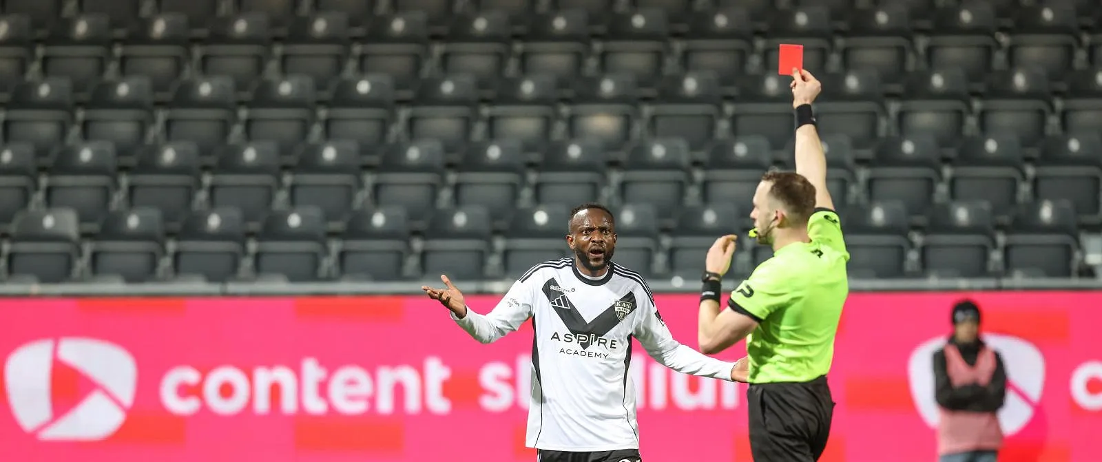 Een own goal en een rode kaart: ex-Standardspeler doet Eupen kopje-onder gaan - Circus Daily