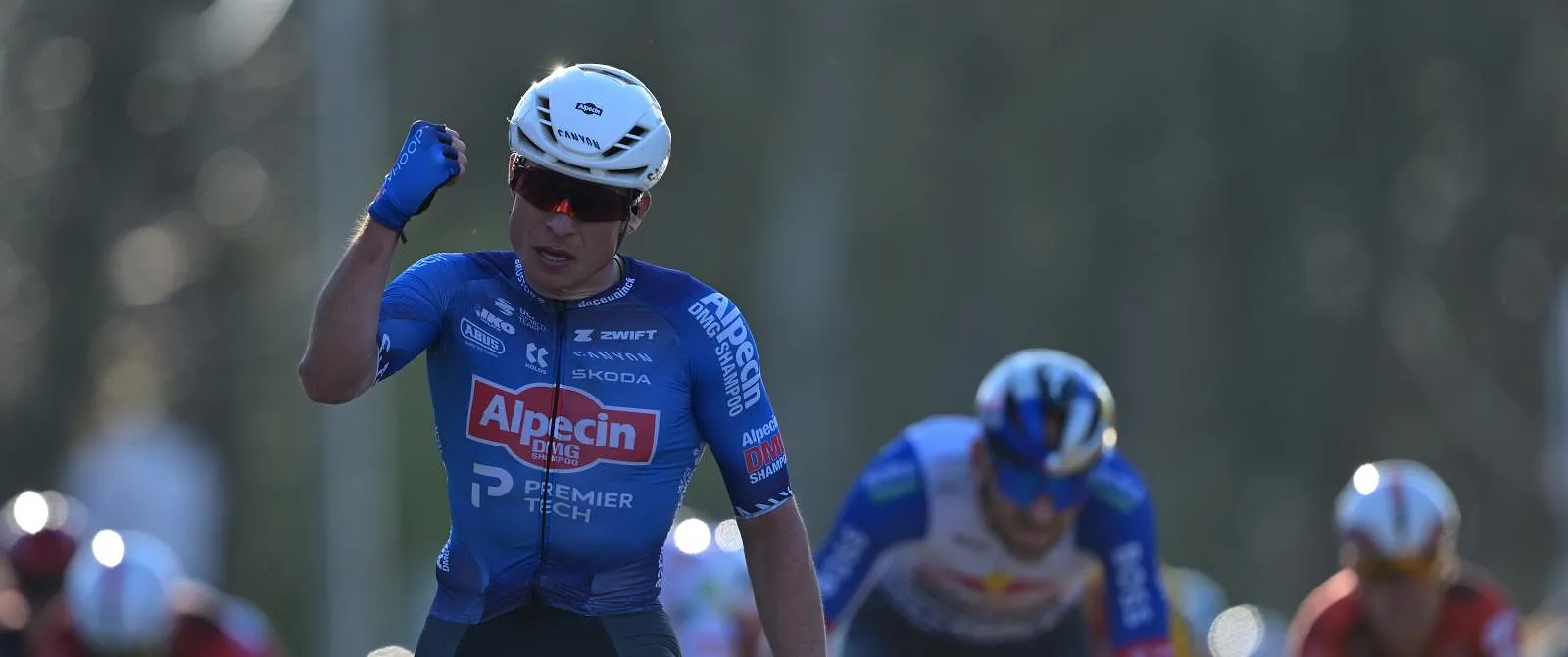 Jasper Philipsen sprint naar eerste seizoenszege in Nokere, Jordi Meeus tweede - Belga