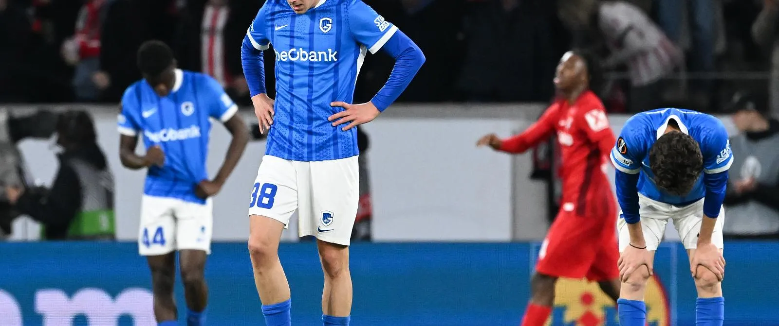 “We zijn mentaal een beetje gekraakt”, “We kwamen wat ervaring tekort”: reacties van Genk-spelers na uitschakeling tegen Freiburg - Circus Daily