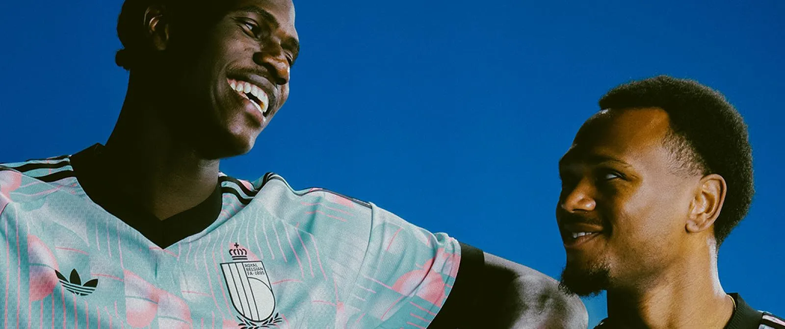 Nieuw uitshirt van Rode Duivels is eerbetoon aan René Magritte - Belga