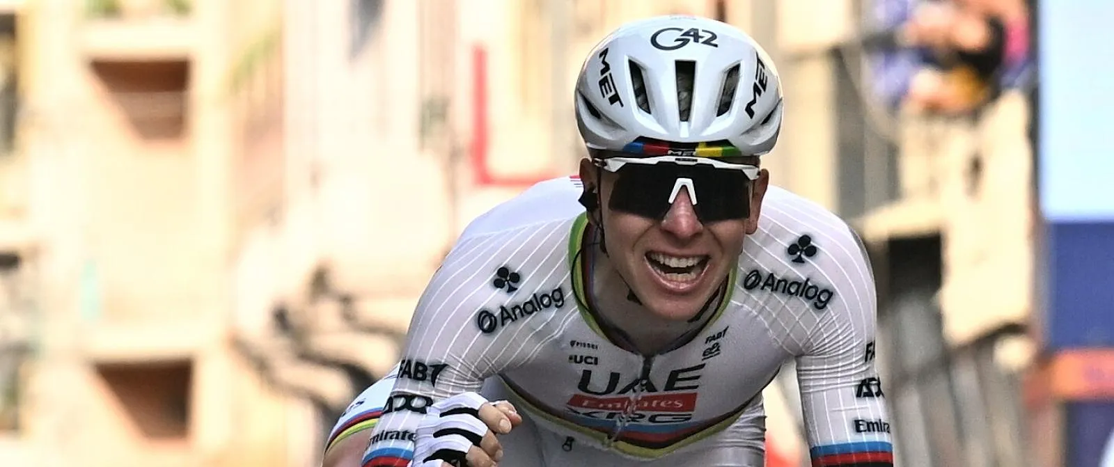 Pogacar wint sprint tegen Pidcock en pakt zijn eerste Milaan-Sanremo, Van Aert derde! - Circus Daily