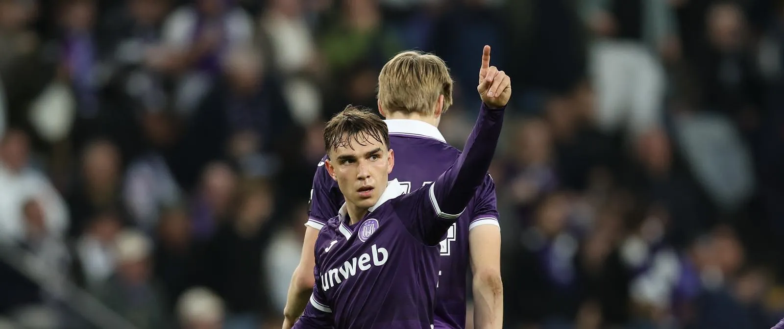 Een lob vanop de middenstip: Cvetkovic schittert bij de Servische U19 - Circus Daily