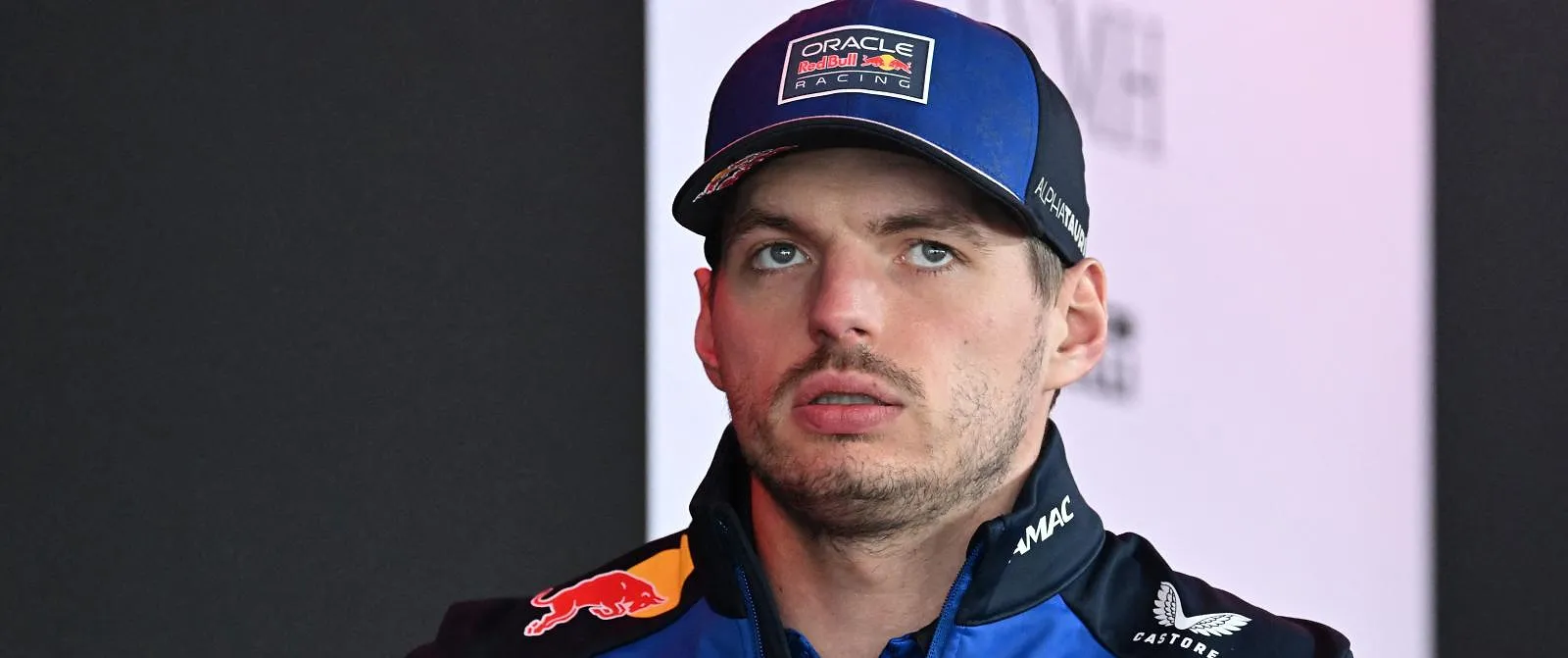 “Ik zeg geen woord zolang hij erbij is”: wraakzuchtig sluit Verstappen een Engelse journalist uit van een persconferentie - Belga