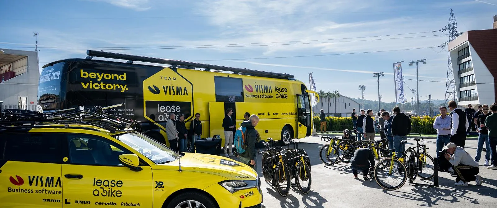 Surreële taferelen: ploegleiderswagen van Visma geviseerd door twee amokmakers - Coppi e Bartali : « La sécurité de nos collègues était menacée », l’équipe Visma prise pour cible - Circus Daily