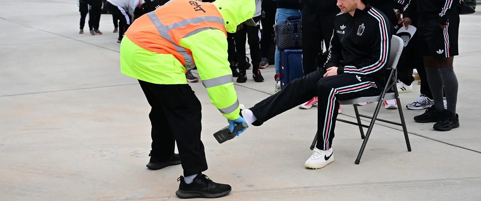 Opmerkelijke scène: Rode Duivels ondergaan strenge controle op het tarmac voor vertrek naar Chicago - Circus Daily
