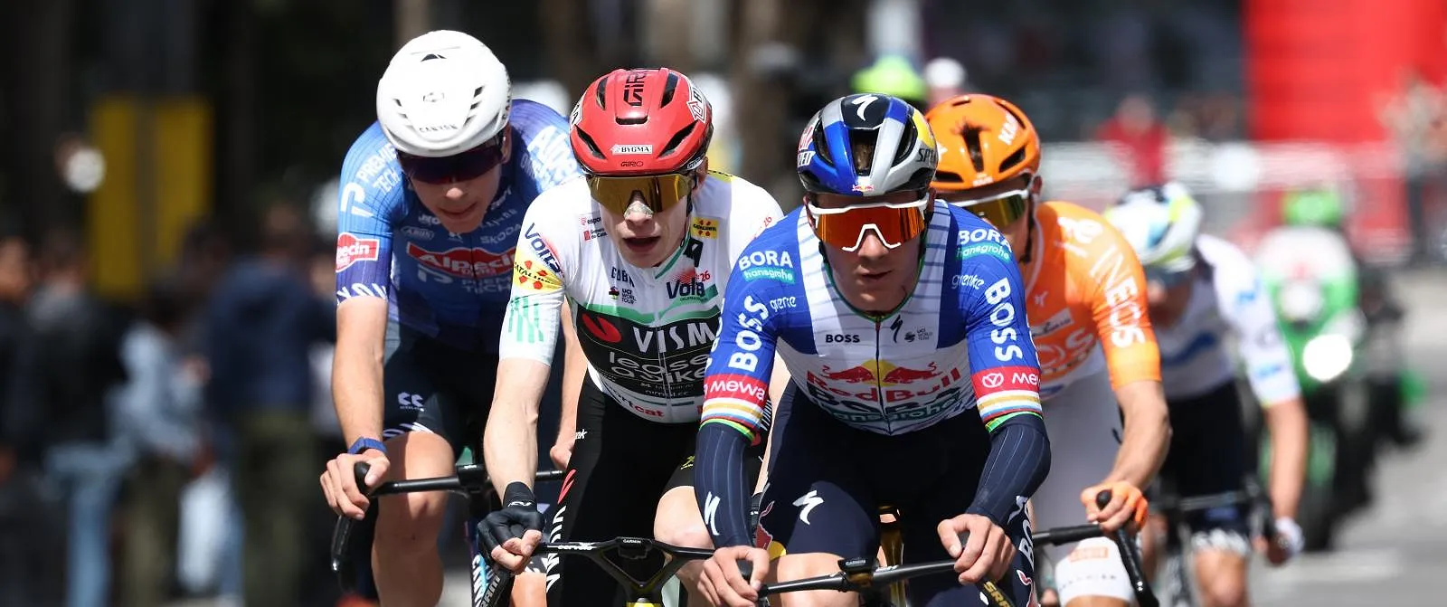 « Jonas reed opnieuw erg defensief » : Evenepoel gefrustreerd door gebrek aan samenwerking van Deen - Circus Daily