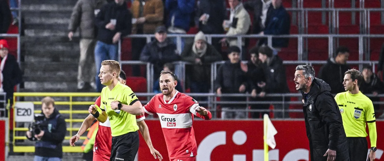 Vreemd duel tussen Sadick en Janssen: had Antwerp in de slotminuut een penalty moeten krijgen tegen Genk? - Circus Daily