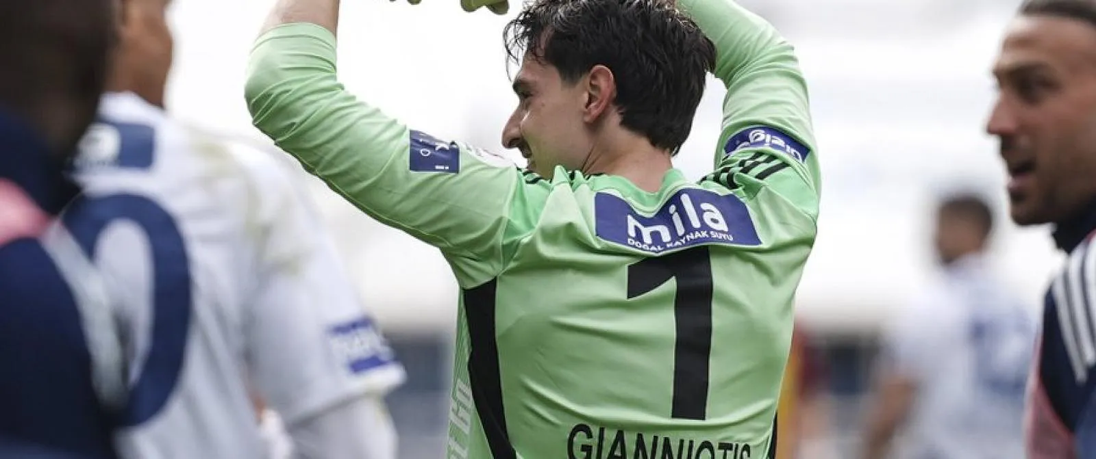 Ongelooflijk: in Turkije scoort een doelman van… 80 meter! - Circus Daily