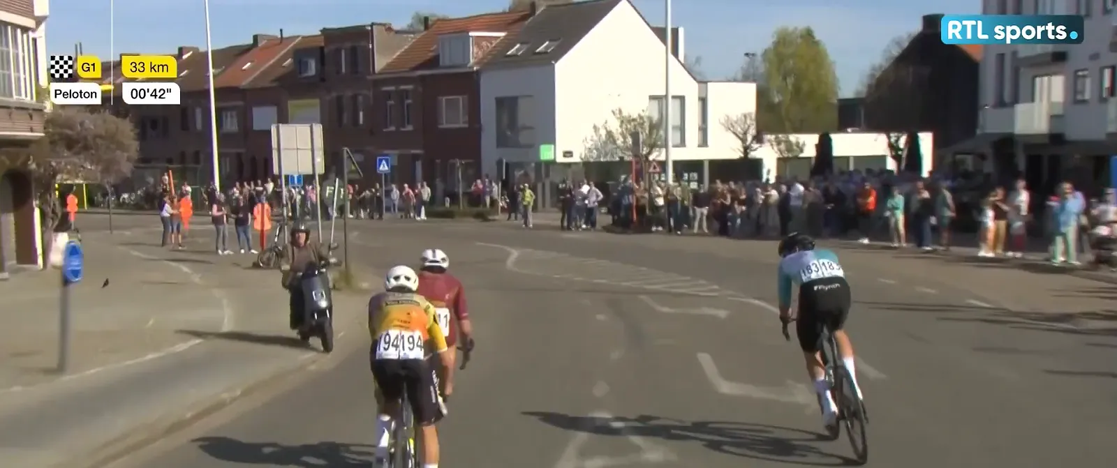 Bizar tafereel in de Scheldeprijs: scooter scheert rakelings langs kopgroep - Circus Daily