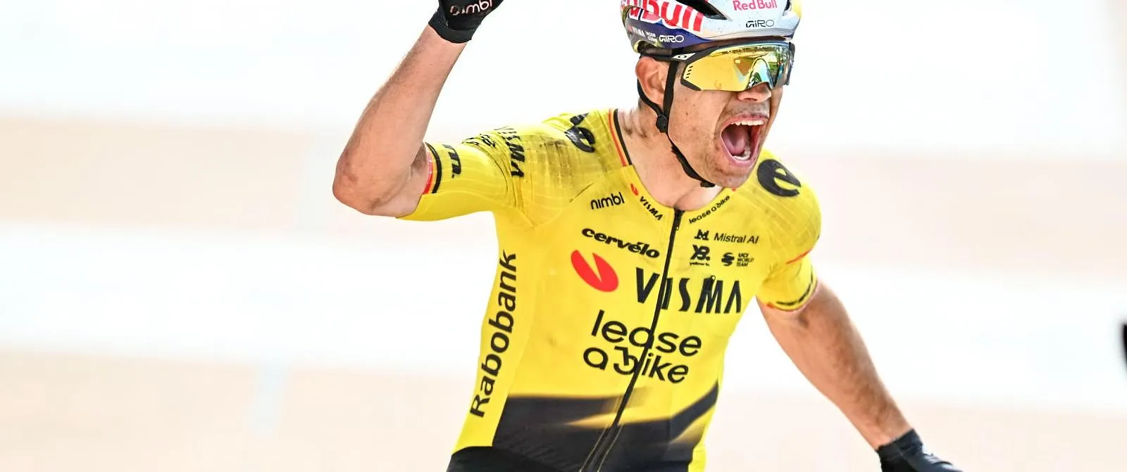 Parijs-Roubaix: hij heeft het gedaan! Wout van Aert wint sprint tegen Tadej Pogacar - Belga