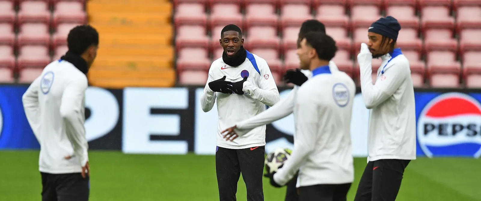 Een sereen eerbetoon op Anfield: PSG-spelers staan stil bij Diogo Jota - Circus Daily