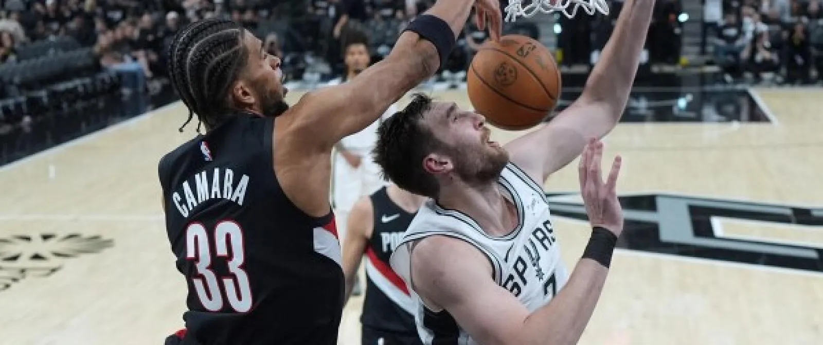 Blazers van Toumani Camara komen op 1-1 tegen San Antonio, ‘Wemby’ valt uit na harde klap - Circus Daily