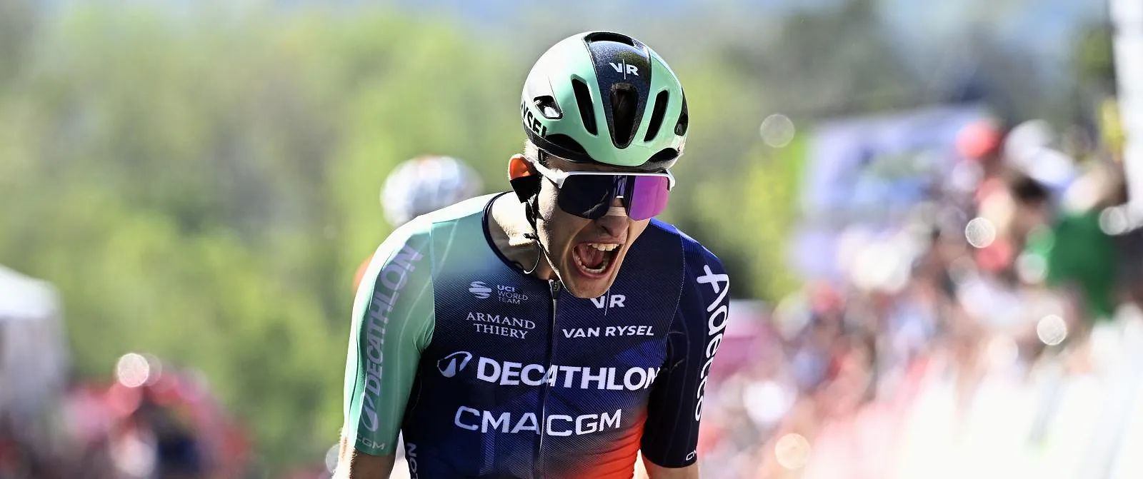 Paul Seixas vliegt over de Muur van Hoei en wordt de jongste winnaar van de Waalse Pijl - Belga