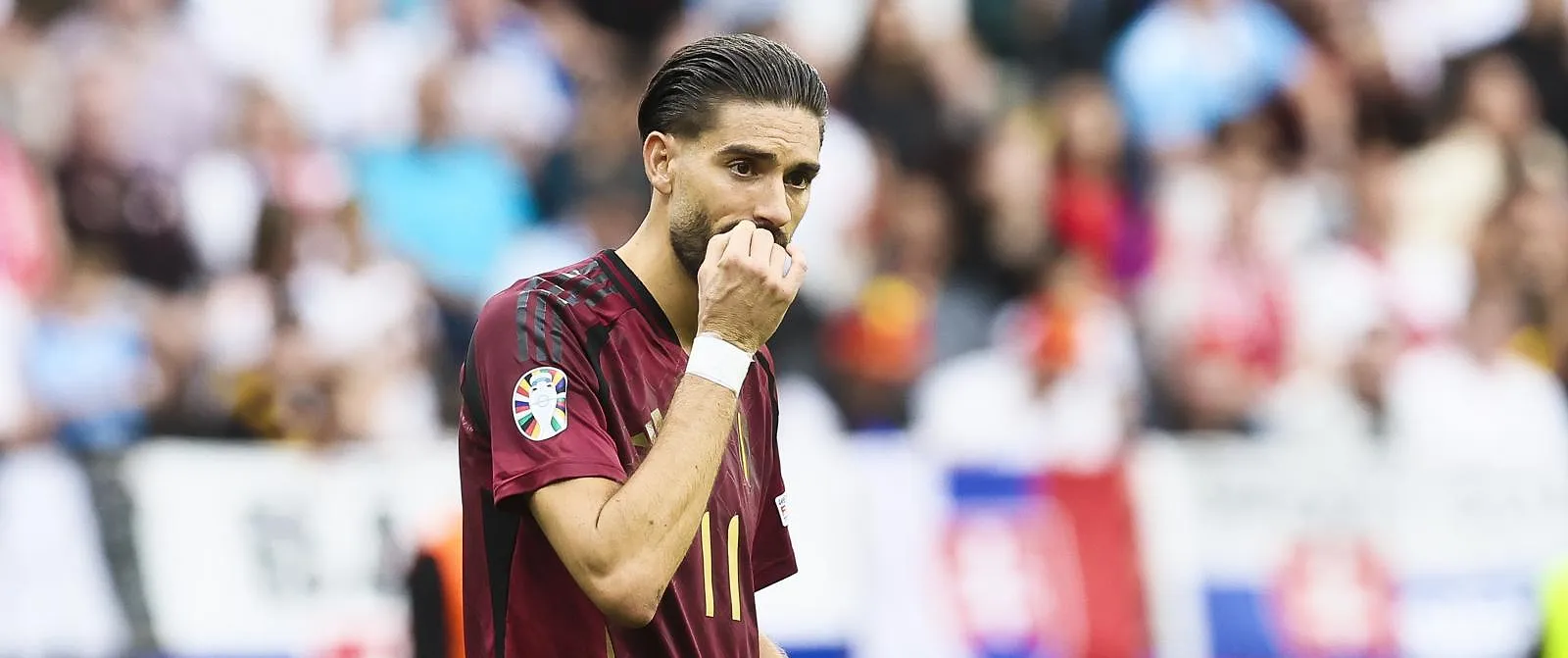 Carrasco gaat door het lint na gemene tackle: Rode Duivel krijgt rood na applaus voor scheidsrechter - Circus Daily