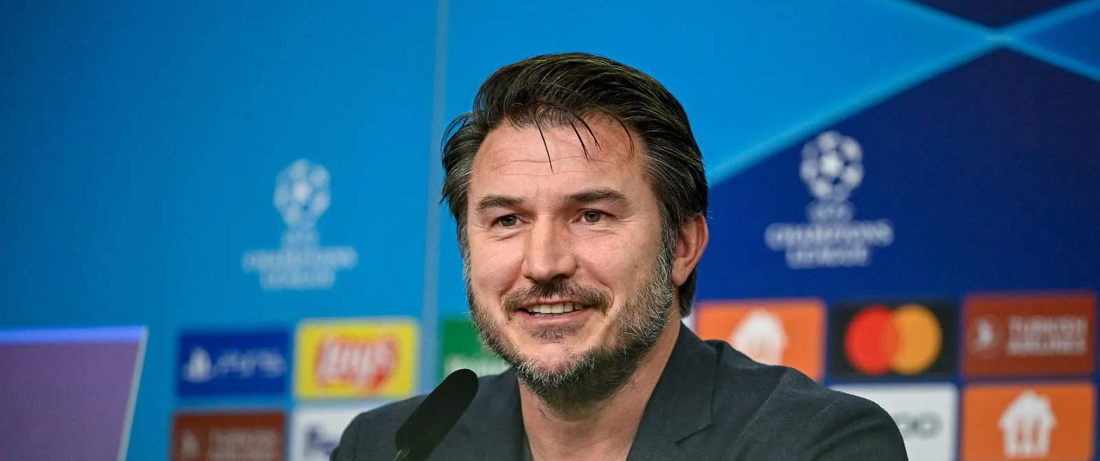 Zorgen om Carl Hoefkens: trainer van Breda opgenomen in het ziekenhuis na nederlaag tegen Ajax - Circus Daily