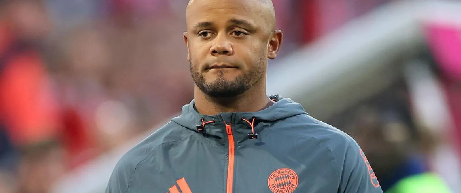 Opgevangen bij aankomst van de bus, geen telefoon en onder toezicht van de UEFA: Kompany beleeft een heel aparte avond tegen PSG! - Circus Daily