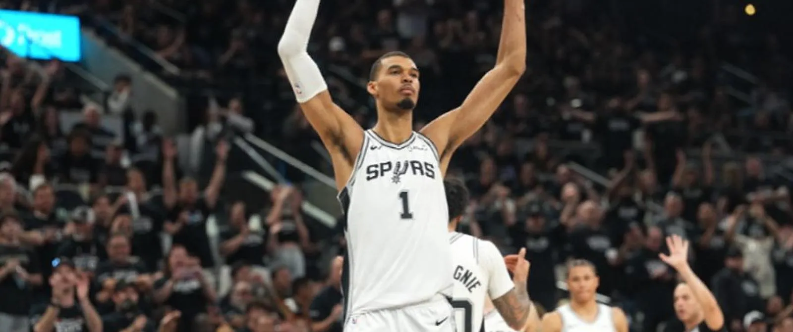 NBA: Wembanyama en de Spurs winnen game 5 tegen de Blazers en stoten door naar de halve finales! - Belga