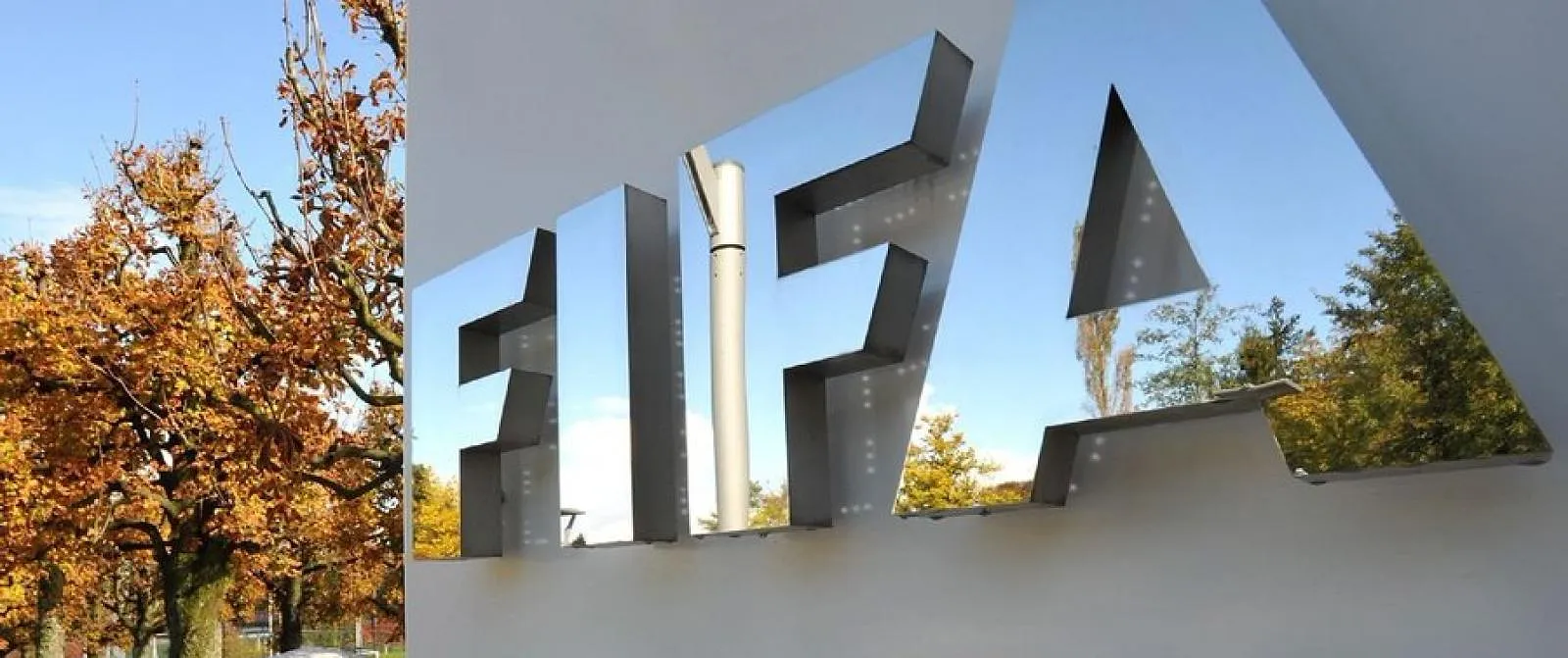 De FIFA wil clubs verplichten om in elke wedstrijd minstens één speler onder 21 jaar op te stellen - Circus Daily