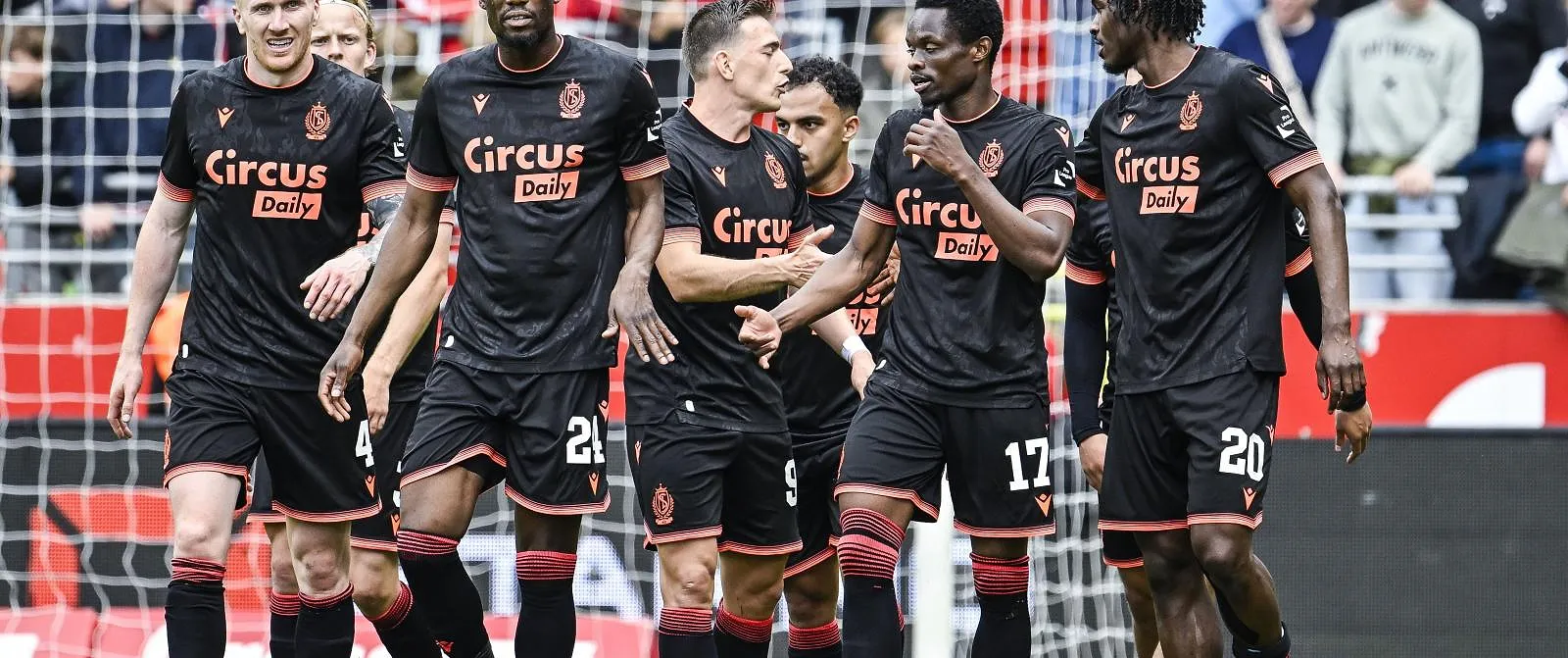 Standard scoort vijf keer tegen Antwerp (0-5) en komt opnieuw aan de leiding van de Europe Play-offs samen met Westerlo en Genk! - Belga