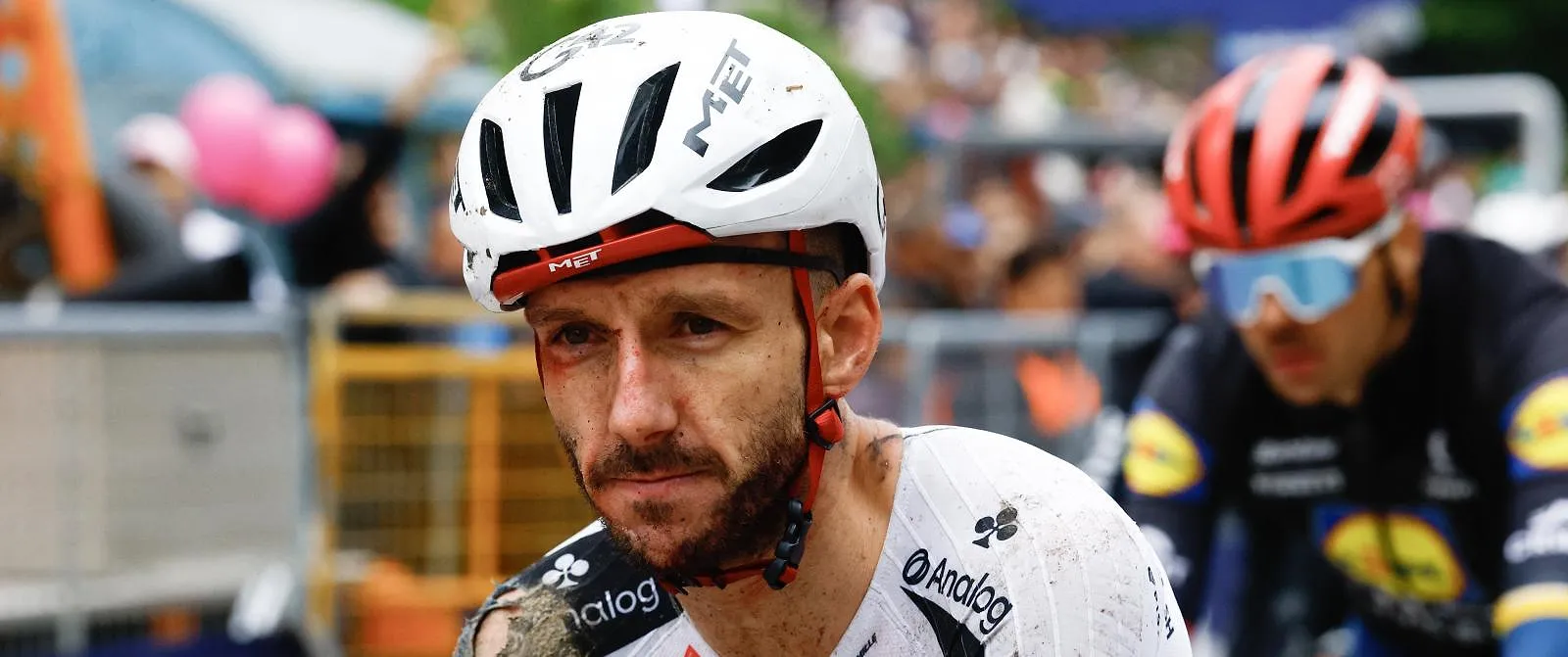 Giro : Yates verlaat koers met symptomen van hersenschudding, breuken bij Vine en Soler - Belga