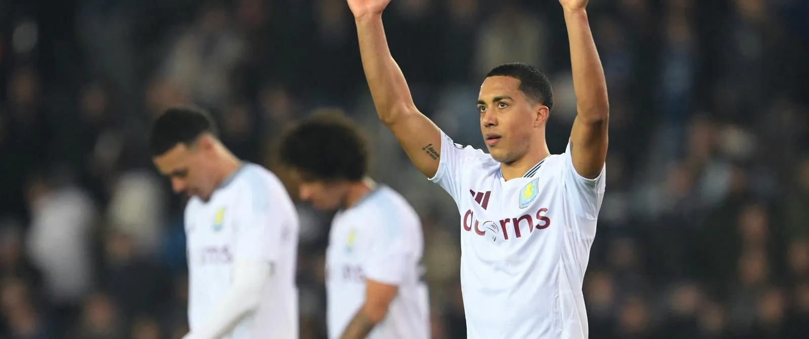 In de finale toont Youri Tielemans de weg aan de Villans met een prachtige volley ! - Guillaume Jans