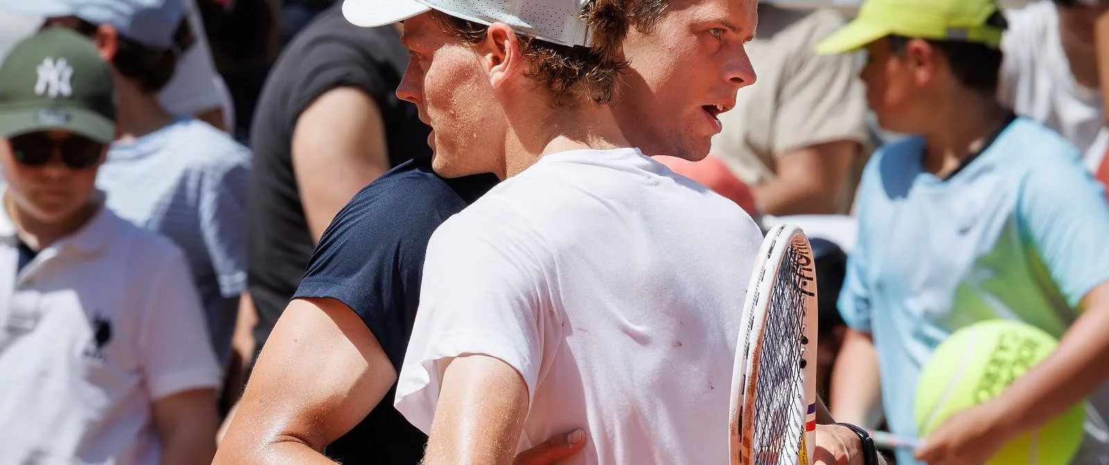 Roland-Garros : Alexander Blockx geklopt door Jannik Sinner voor duizenden fans - Guillaume Jans