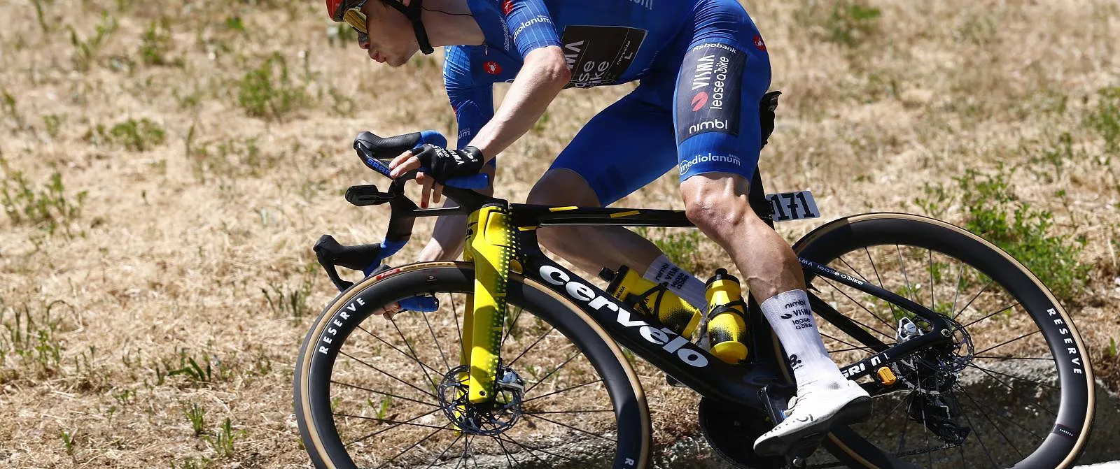 Giro d’Italia 2026 : Jonas Vingegaard slaat een grote kloof in de finale van de 14e etappe en verovert de roze trui - Belga
