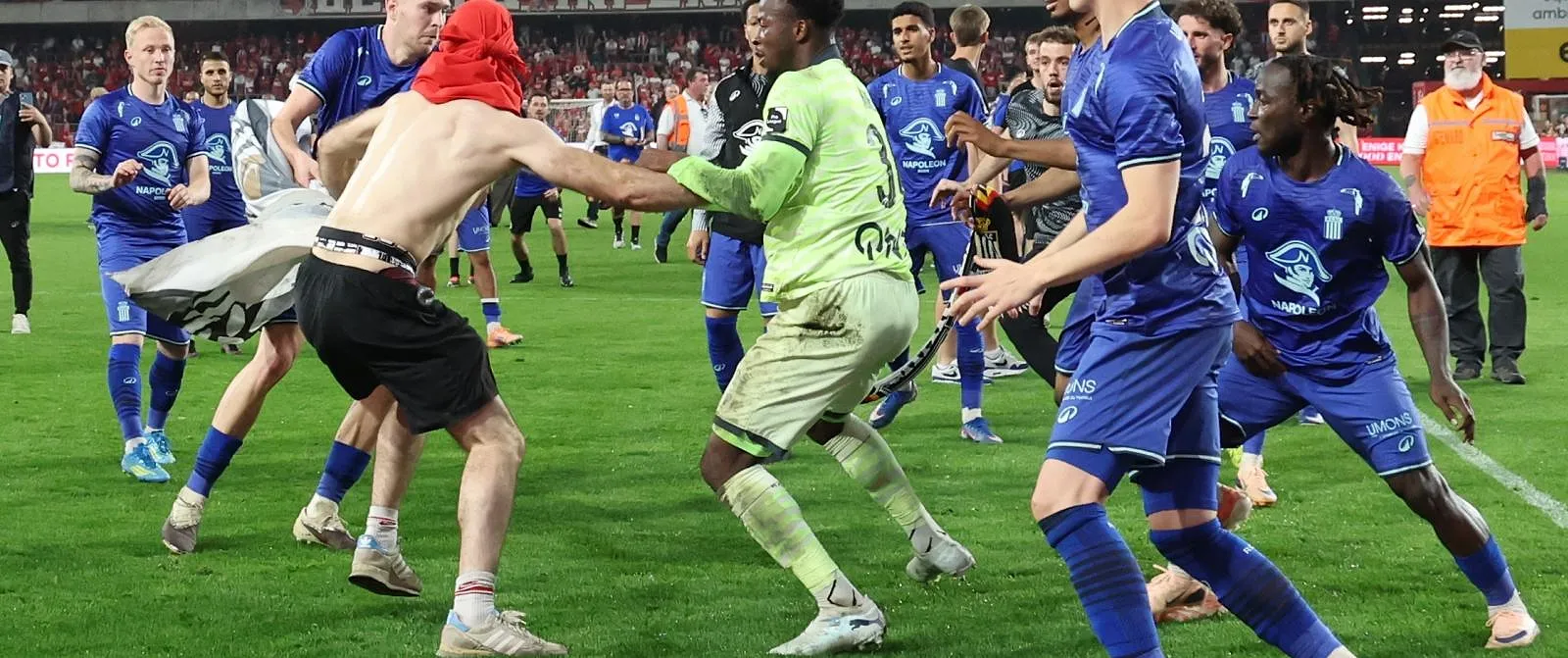 “Jupiler Pro League : Het parket van de Belgische voetbalbond opent onderzoek na de incidenten bij Standard-Charleroi” - Belga