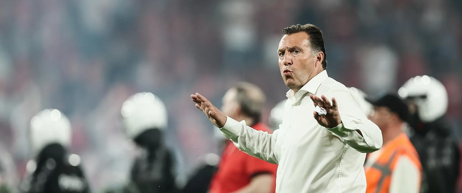 Teuma, Epolo… : Wilmots over de transferzomer van Standard, « Ik werk alsof er geen overnemer is » - Circus Daily