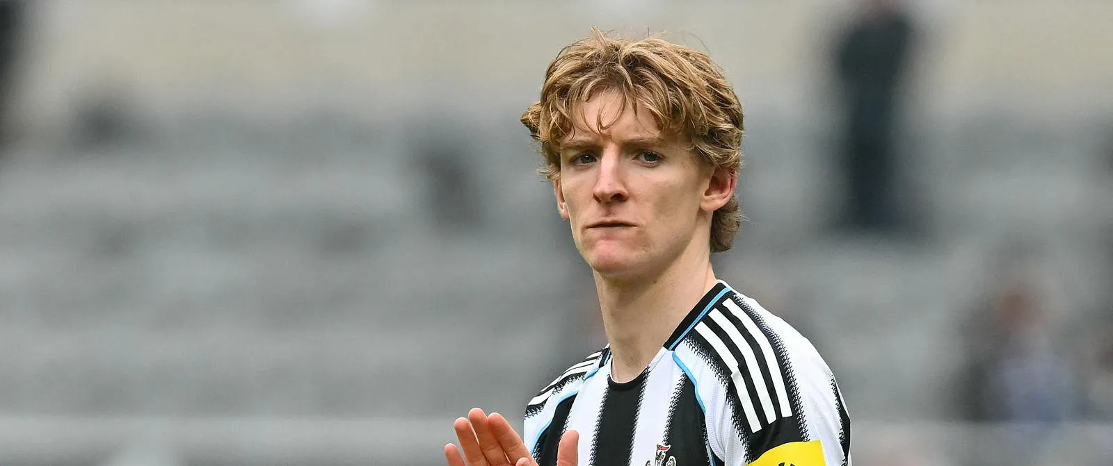 Het is rond : Anthony Gordon trekt naar FC Barcelona ! - Circus Daily