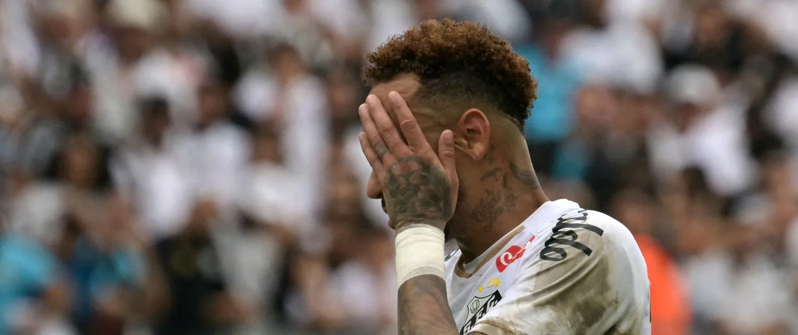 Nu al een tegenvaller voor Neymar : kuitblessure houdt hem wellicht aan de kant tijdens WK-opener van Brazilië - Circus Daily
