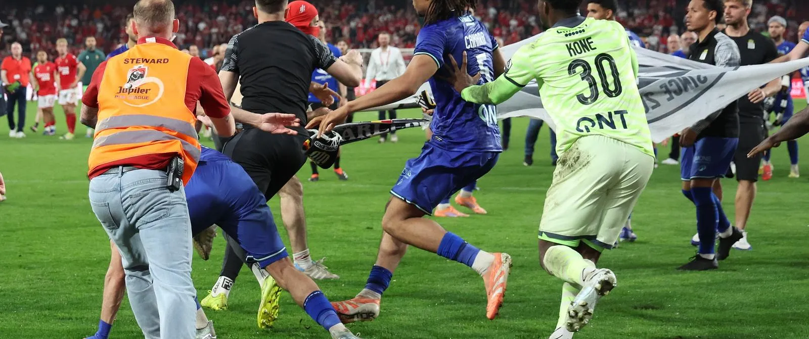 Standard-Charleroi : clubs riskeren 3 en 4 wedstrijden achter gesloten deuren ! 3 spelers riskeren minstens 3 wedstrijden schorsing - Circus Daily